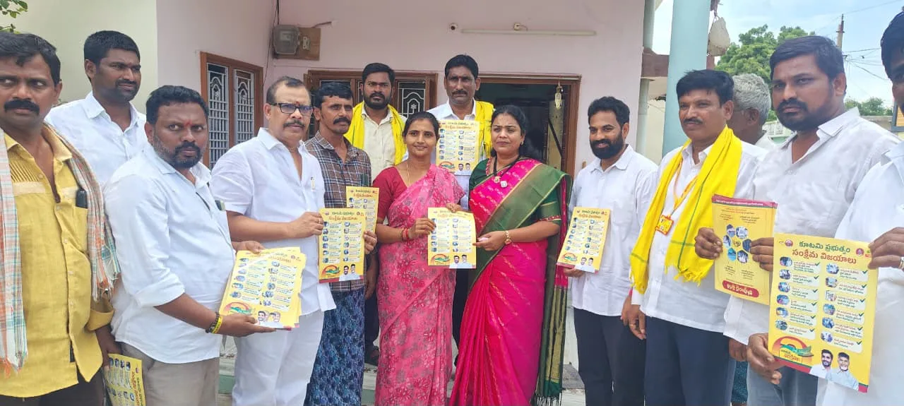 డోర్ టూ డోర్ కార్యక్రమంలో భాగంగా ఎమ్మెల్యే శ్రీమతి తంగిరాల సౌమ్య