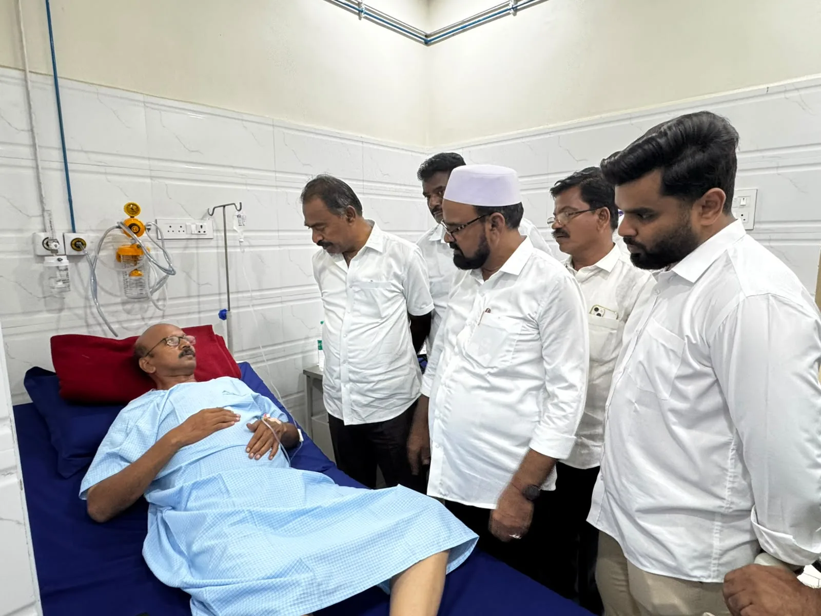 వైఎస్సార్ కాంగ్రెస్ పార్టీ రాష్ట్ర మైనార్టీ కార్యదర్శి షఫీని పరామర్శించిన మాజీ డిప్యూటీ సీఎం