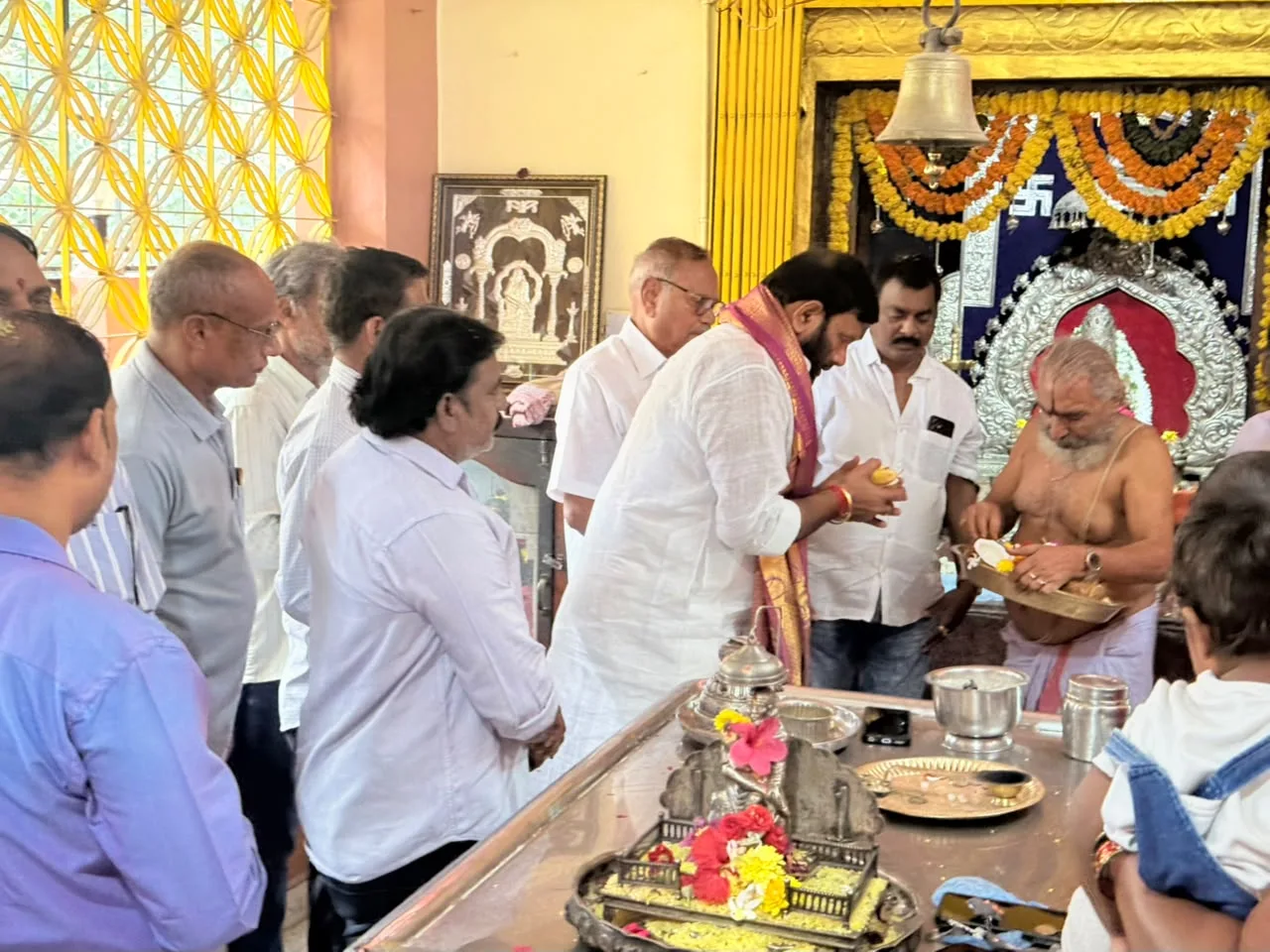 సాయిబాబా ఆలయంలో ప్రత్యేక పూజలు నిర్వహించిన మాజీ ఎమ్మెల్యే కూన శ్రీశైలం గౌడ్