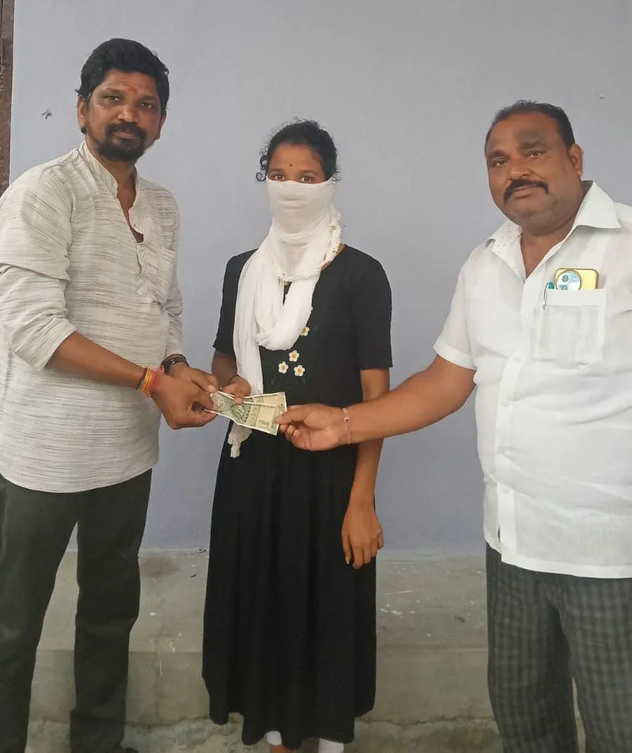 చదువుకు చేయూత.. జీఎన్‌ఎం విద్యార్థినికి మూడేళ్లపాటు ఆర్థిక సహాయం…