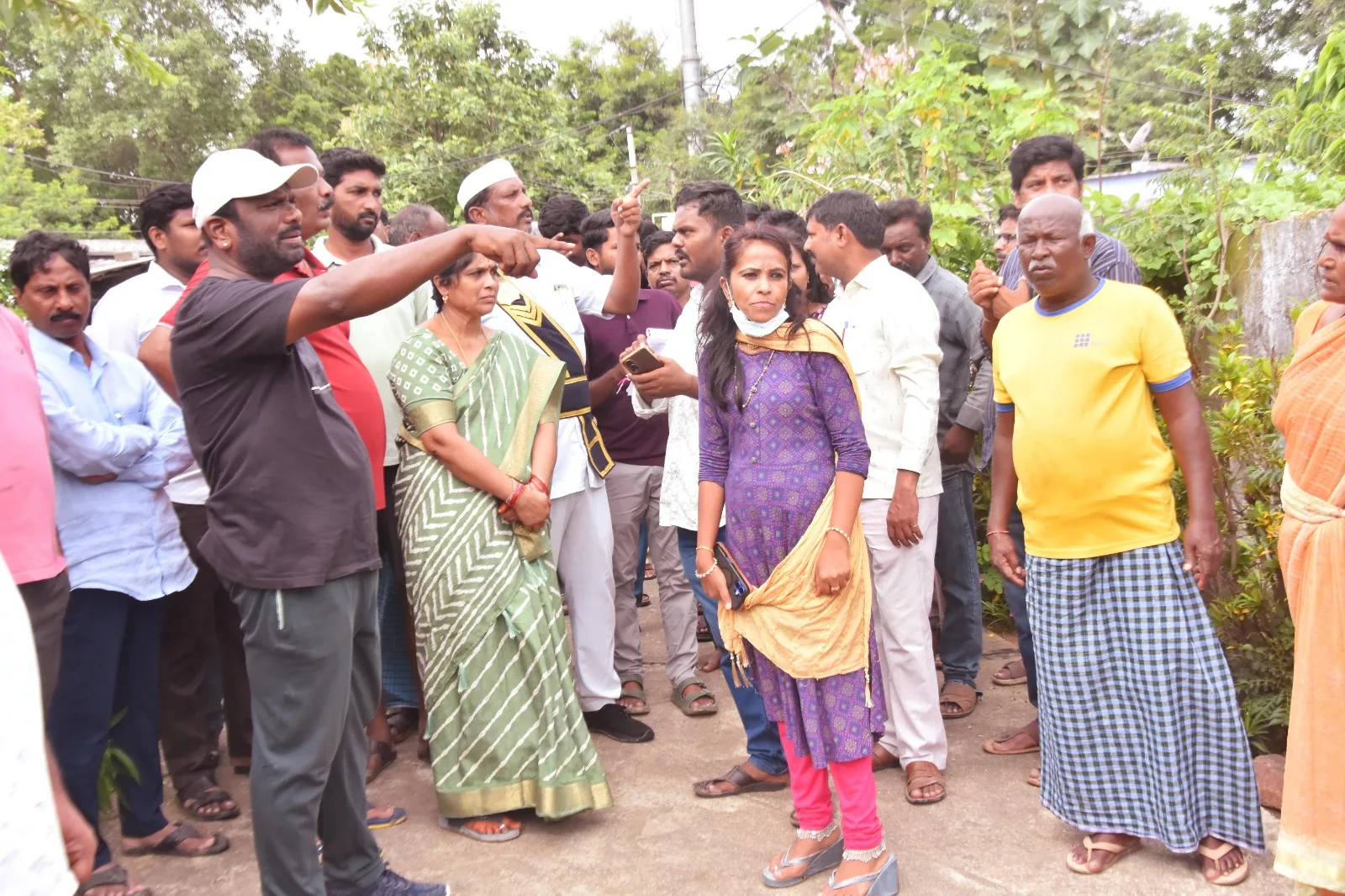 వేలాడే విద్యుత్ తీగలతో ప్రమాదం వద్దు.. వెంటనే సరిచేయాలి….