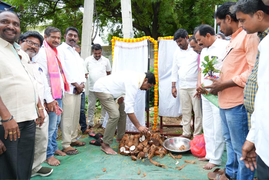 సిసి రోడ్లు, డ్రైనేజీ పనులకు శంకుస్థాపన చేసిన ఎమ్మెల్యే KR నాగరాజు