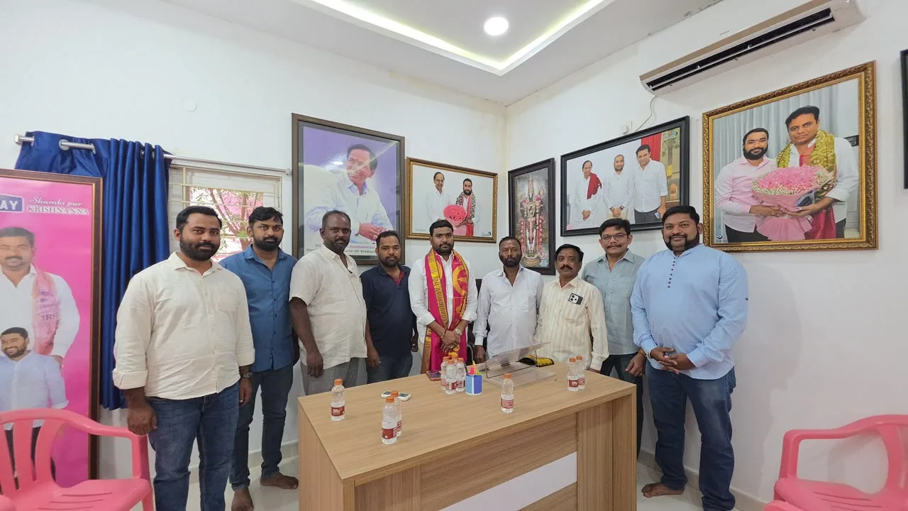 ప్రజల సమస్యలు తెలుసుకుంటూ పరిష్కార మార్గం కోసం కృషి:   బీఆర్ఎస్ నేత శంభీపూర్ క్రిష్ణ