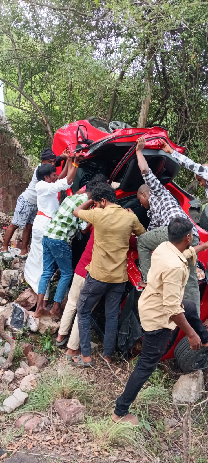 మొదటి ఘాట్ రోడ్ లో బోల్తాపడ్డ కారు.
