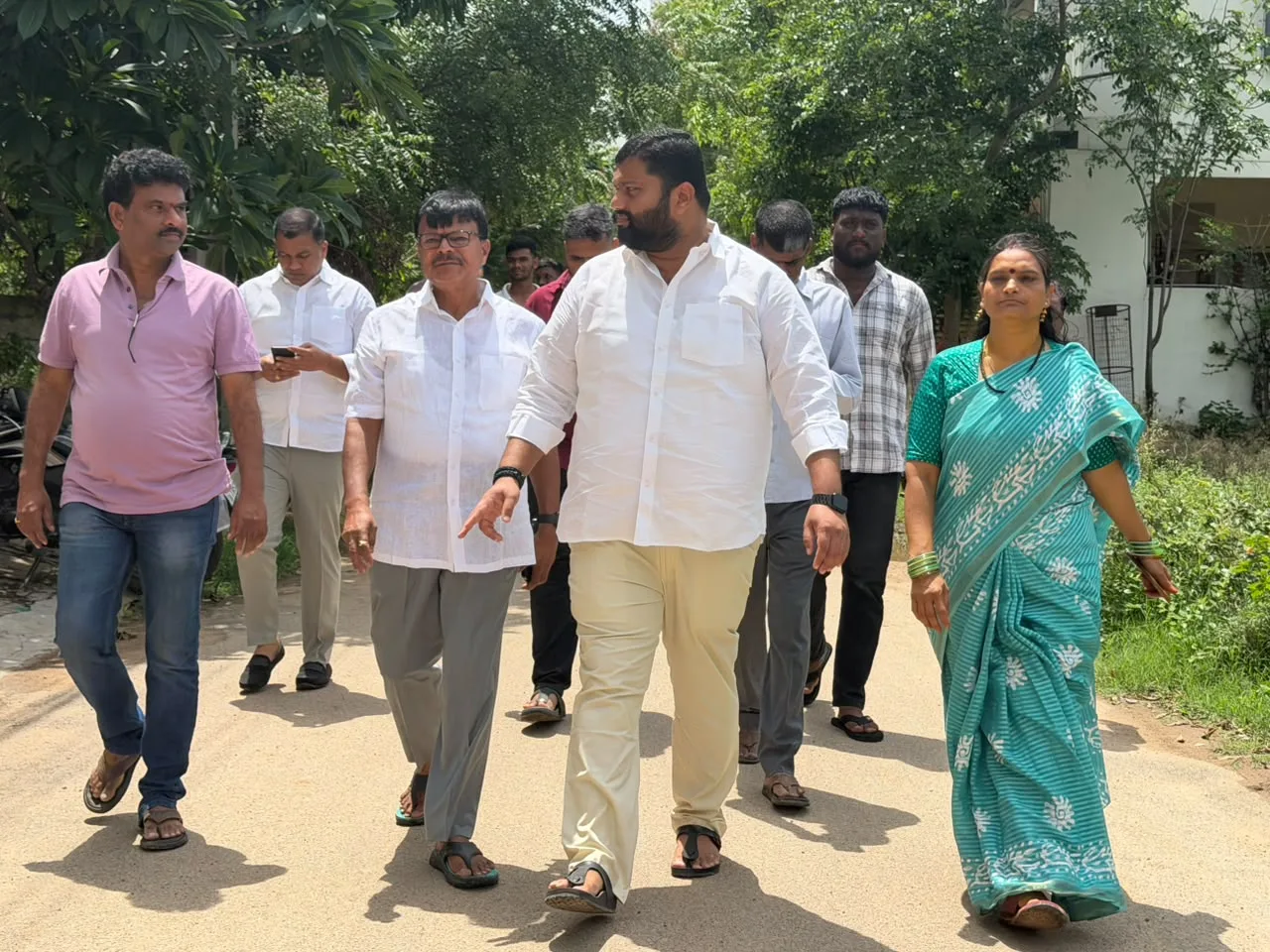 ప్రగటూల్స్ & బీ.ఎచ్.ఈ.ఎల్ విస్తా కాలనీలో దెబ్బతిన్న రోడ్ల పరిశీలన