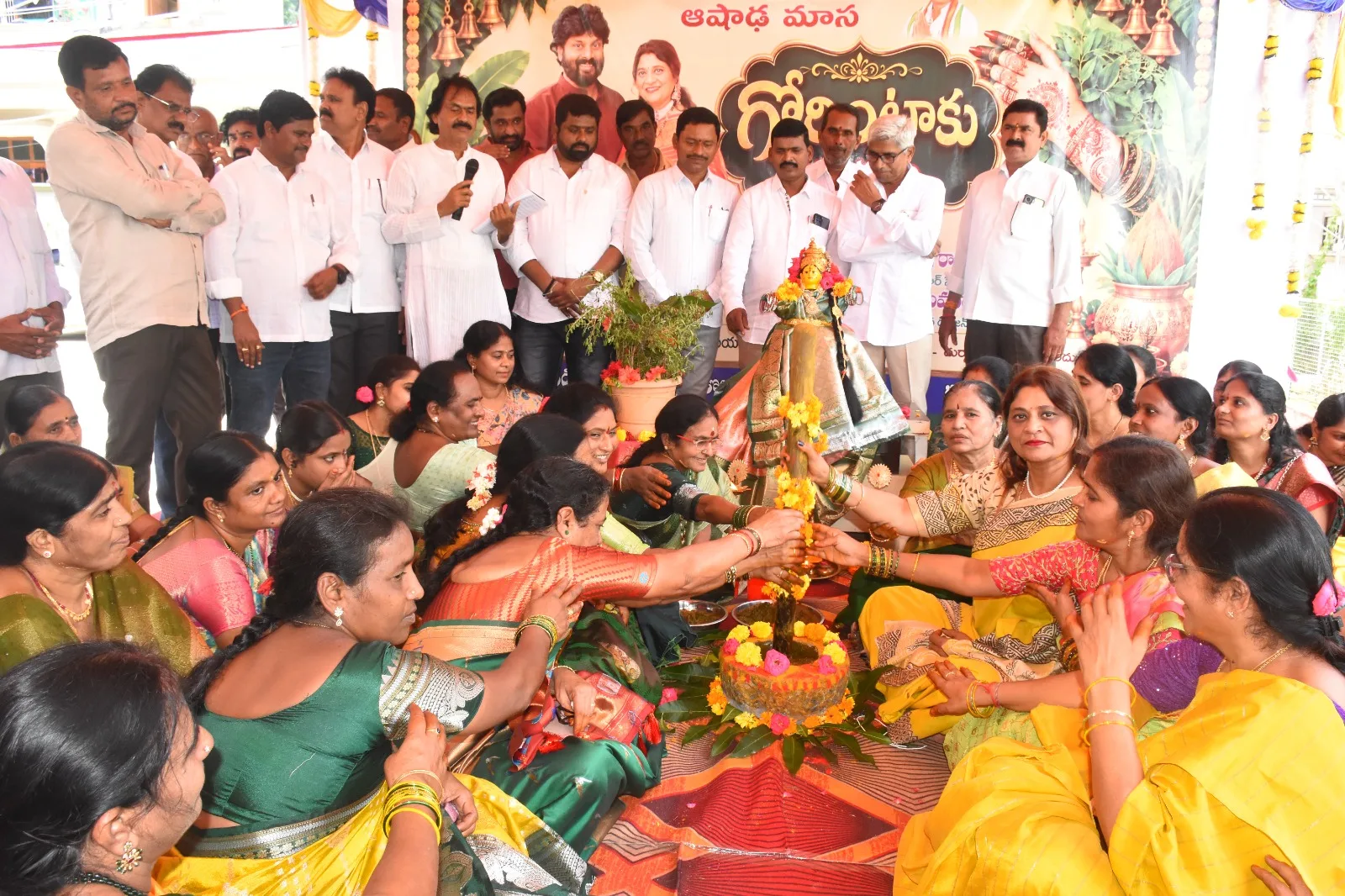 ఆషాఢ మాస గోరింటాకు వేడుకల్లో వెల్లివిరిసిన మహిళల సందడి…..