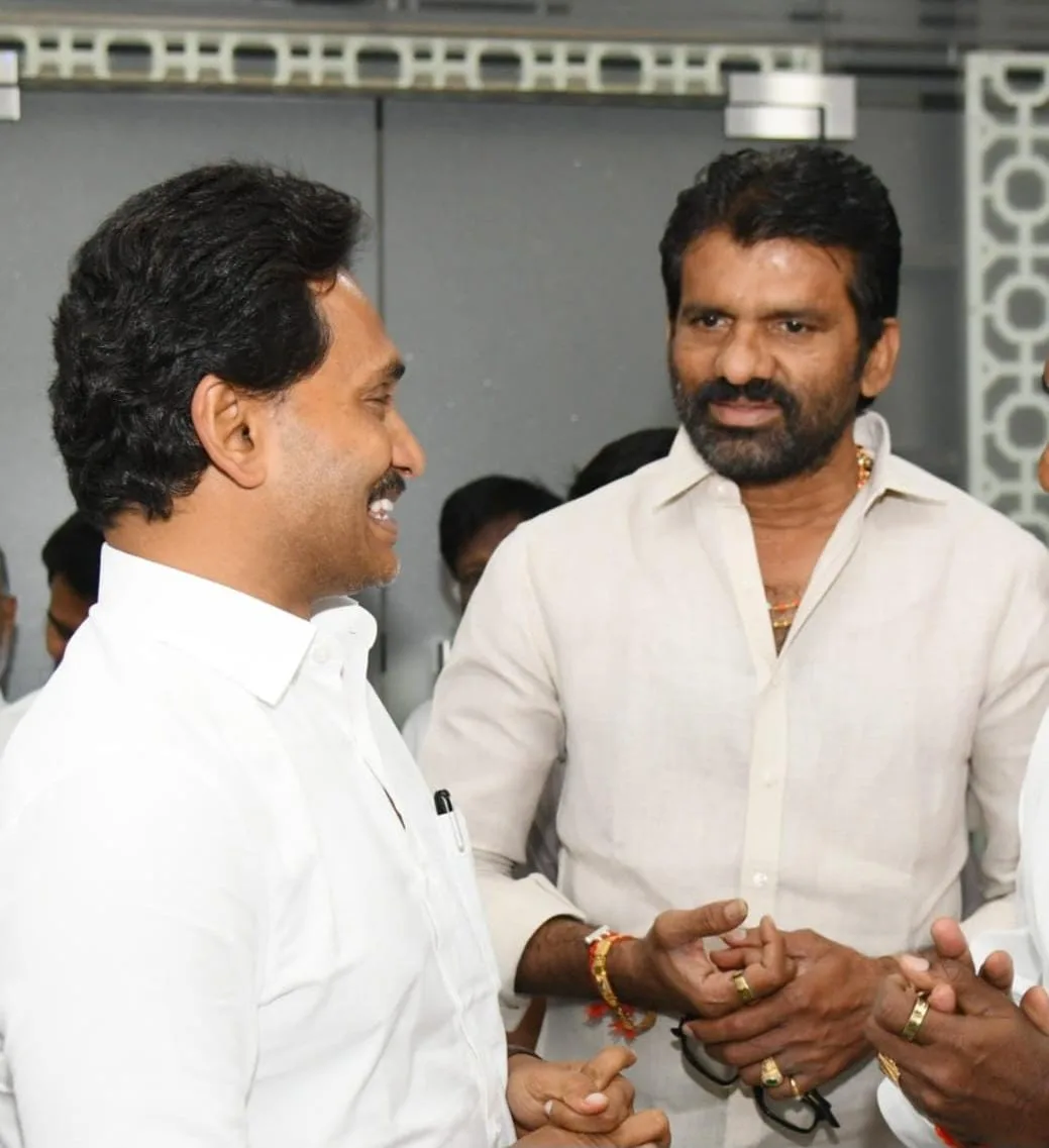 తాడేపల్లిలో వైయస్ జగన్‌మోహన్ రెడ్డి ని కలిసిన ఎమ్మెల్సీ పర్వతరెడ్డి చంద్రశేఖర్ రెడ్డి