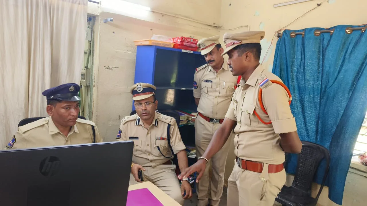 శ్రీరాంపూర్ పోలీస్ స్టేషన్‌లో సీపీ ఆకస్మిక తనిఖీ