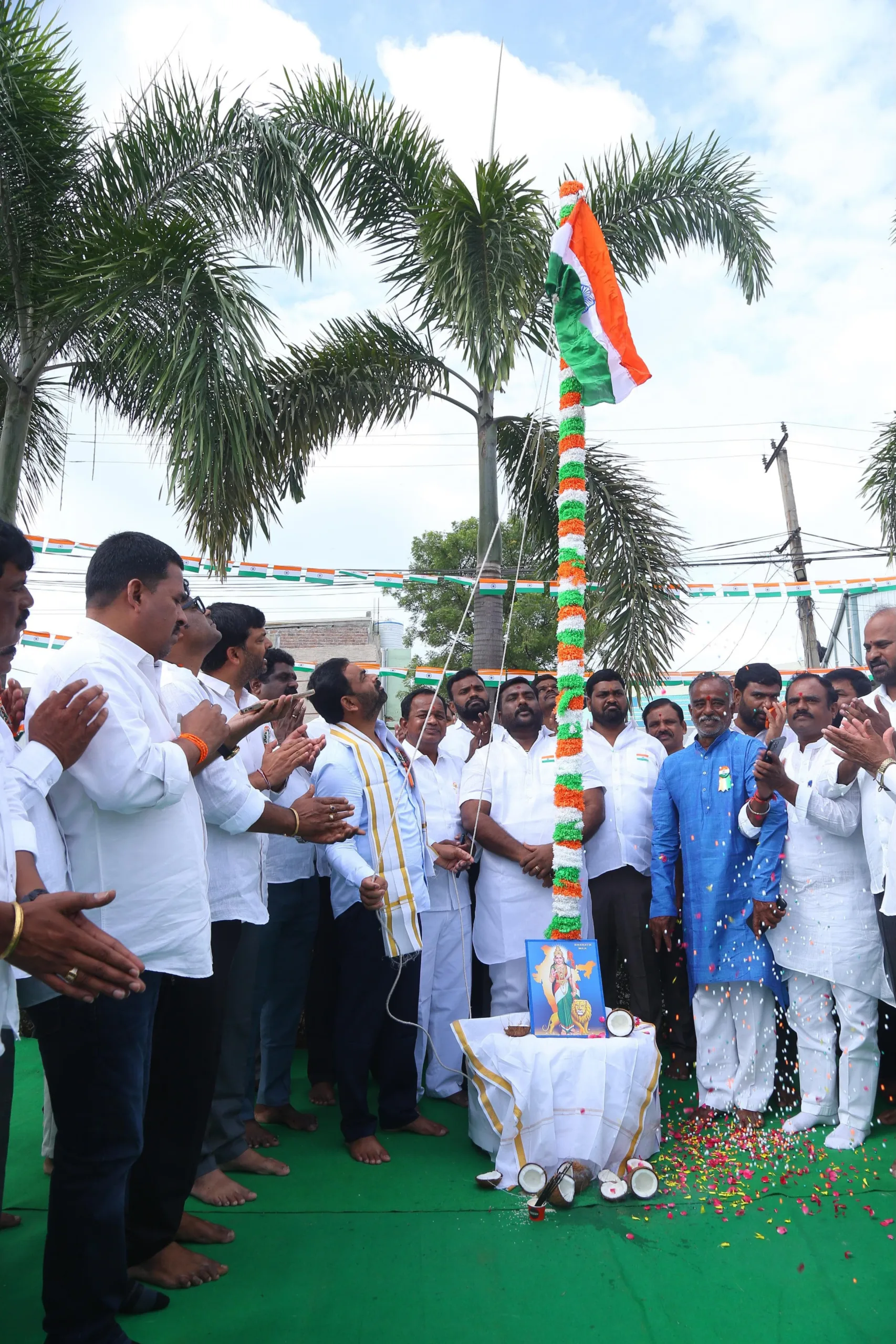 జాతీయ జెండాను ఆవిష్కరించిన ఎమ్మెల్సీ శంభీపూర్ రాజు