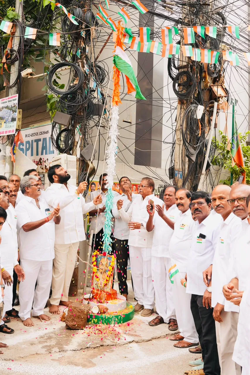 జాతీయ జెండాను ఆవిష్కరించిన మాజీ ఎమ్మెల్యే కూన శ్రీశైలం గౌడ్