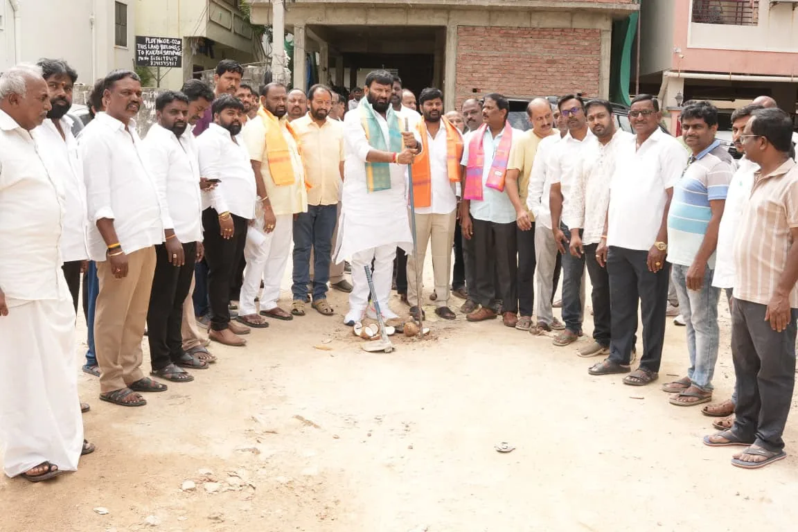సీసీ రోడ్ల నిర్మాణ పనులకు మాజీ శాసనసభ్యులు కూన శ్రీశైలం గౌడ్ శంకుస్థాపన చేశారు