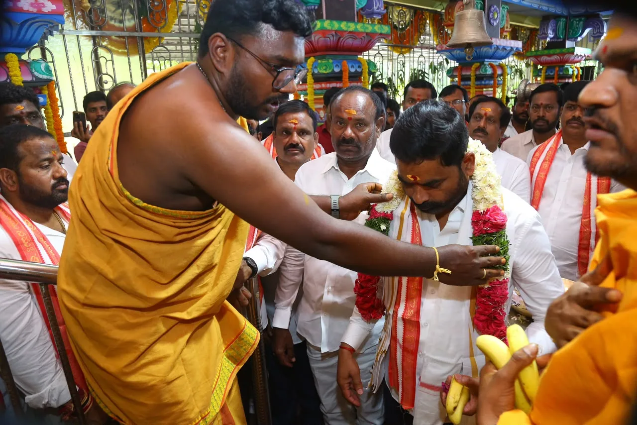 ప్రత్యేక పూజలు పాల్గొన్న ఎమ్మెల్సీ శంభీపూర్ రాజు