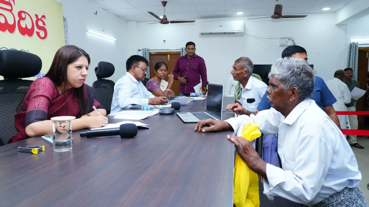 ప్రజా సమస్యల పరిష్కార వేదికలో అర్జీలు స్వీకరించిన కలెక్టర్