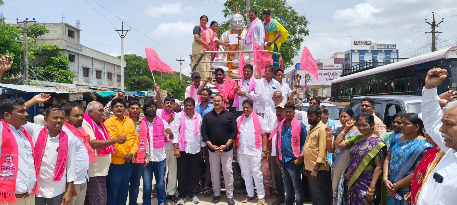 గాంధీజీ విగ్రహానికి వినతి పత్రం