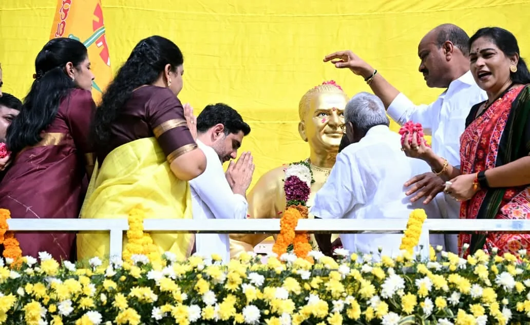 వెంకటపాలెంలో స్వర్గీయ ఎన్టీఆర్‌  విగ్రహానికి నారా లోకేష్‌   ఘన నివాళులు
