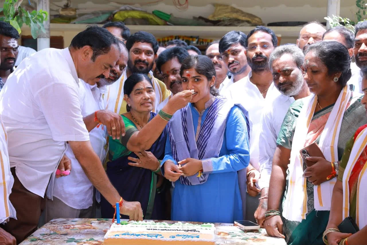 తొర్రురు మండలం  లో ఘనంగా ఝాన్సీ రాజేందర్ రెడ్డి  ముందస్తు జన్మదిన వేడుకలు..