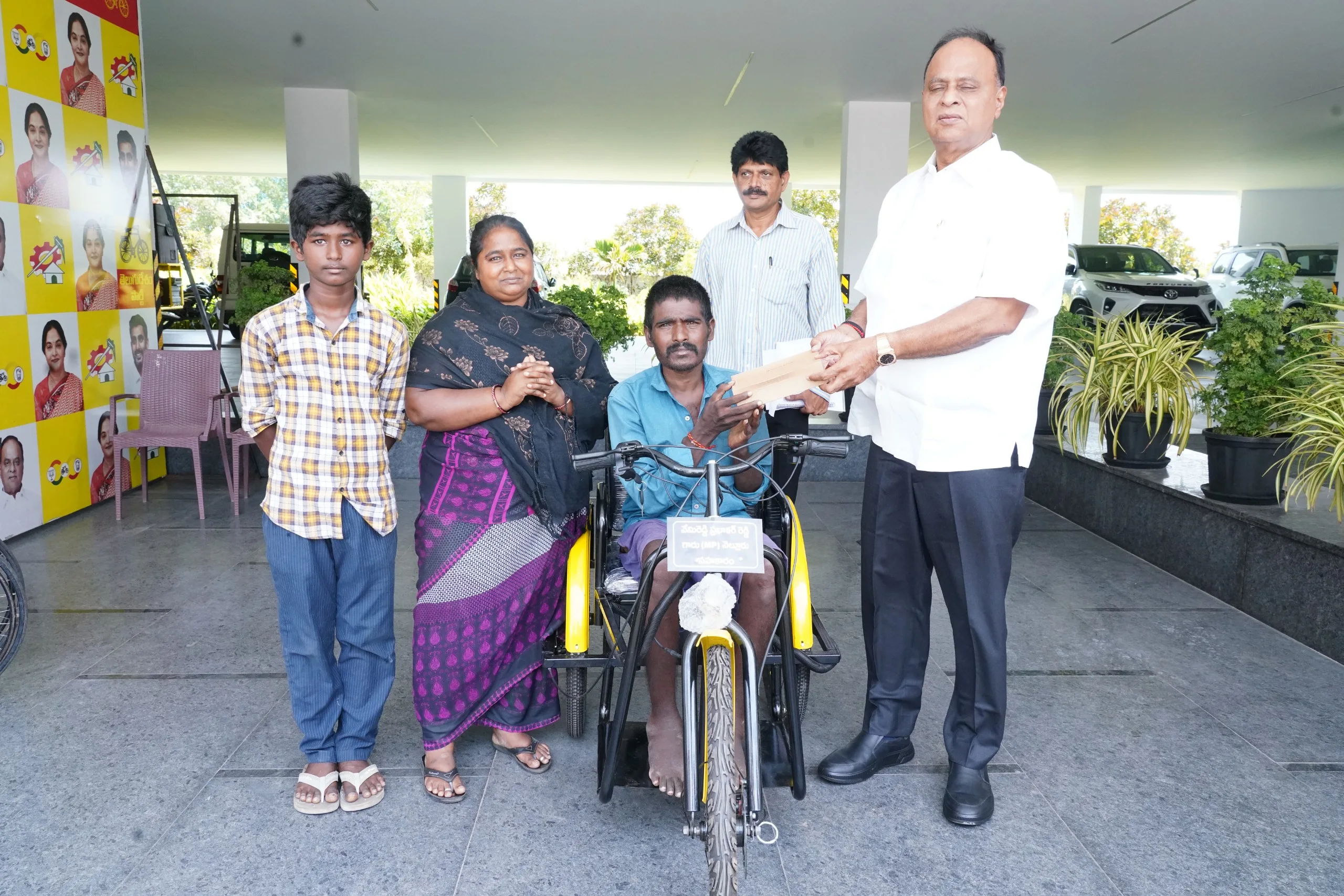 దివ్యాంగులకు అండగా వీపీఆర్‌ ఫౌండేషన్‌.. ఇద్దరికి ఎలక్ట్రిక్‌ ట్రైసైకిళ్ల పంపిణీ