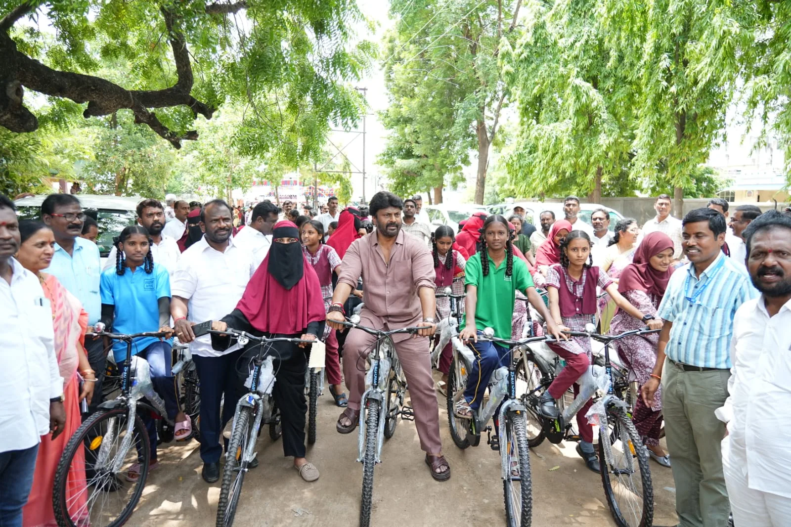 విద్యార్థుల విద్యాభివృద్ధికి సైకిళ్ల పంపిణీ….