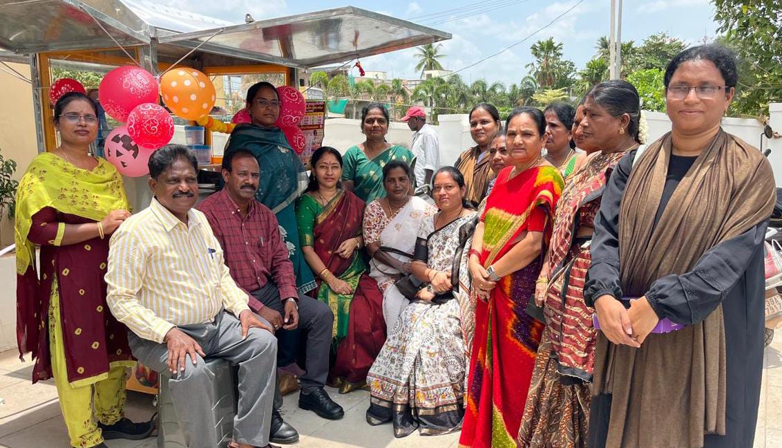 మున్సిపాలిటీలో మెప్మా మహిళలకు రెండు ఎగ్ కార్టుల పంపిణీ.
