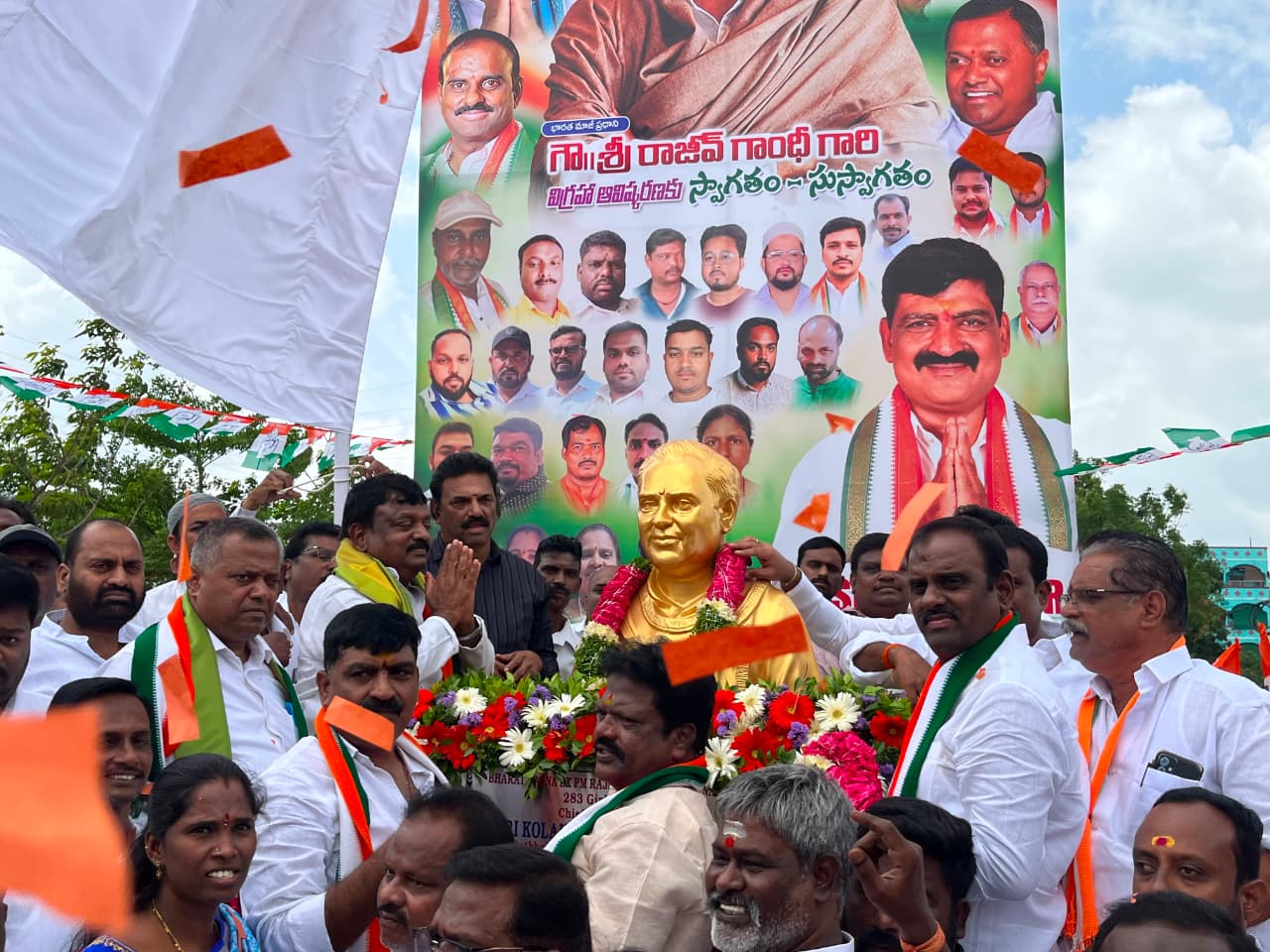 రాజీవ్ గాంధీ జయంతి సందర్భంగా విగ్రహ ఆవిష్కరణ
