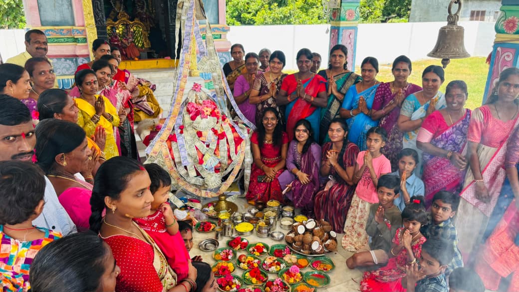 వరలక్ష్మీ వ్రతం సందర్భంగా వైభవంగా అమ్మవారి అలంకరణ