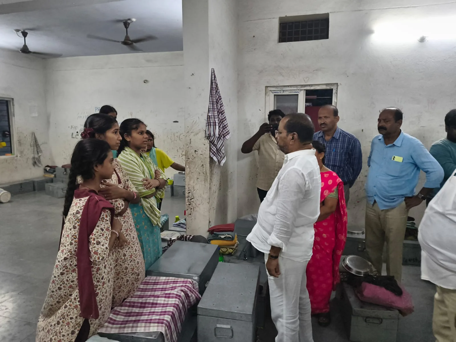 గోవింద్ సెంటర్ లోని గిరిజన ఆశ్రమ బాలికల హస్టల్ ను ఏమ్మెల్యే   కోరం కనకయ్య  ఆకస్మిక తనిఖి..