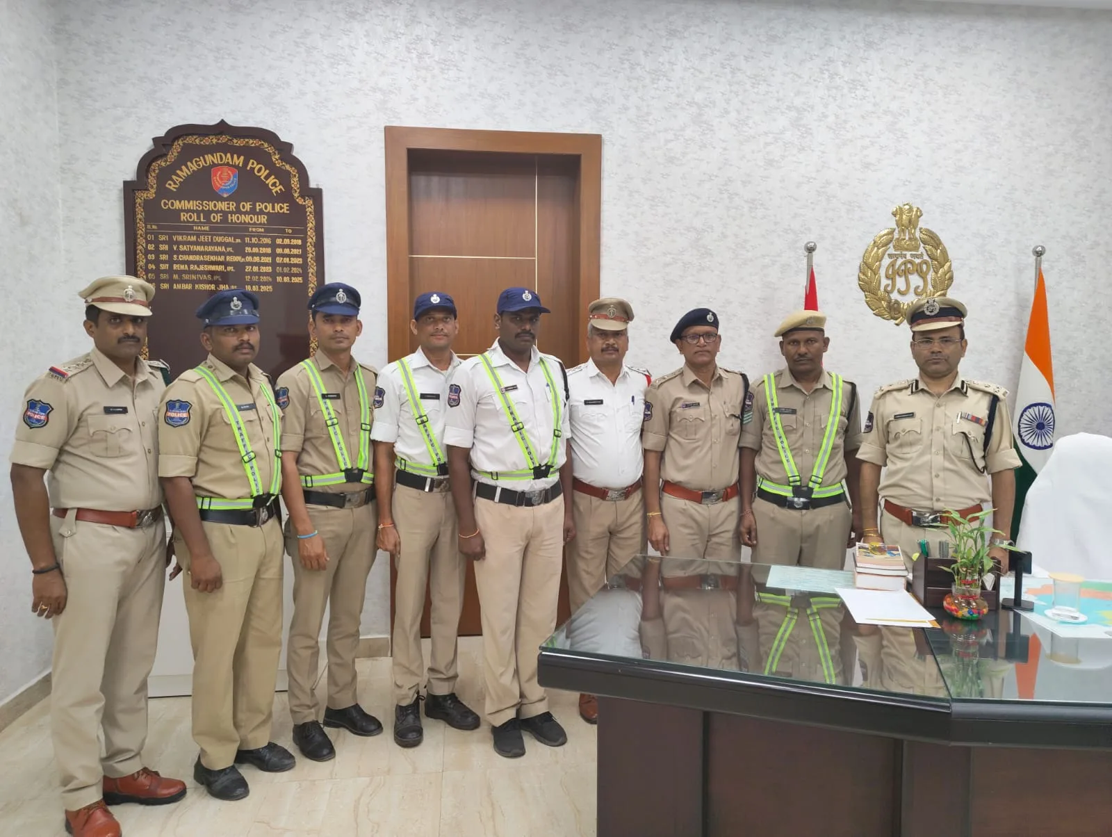 ట్రాఫిక్ పోలీసుల భద్రతకు రిఫ్లెక్టివ్ బెల్ట్‌లు