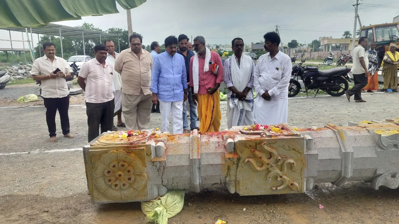 కాశీ విశ్వేశ్వర స్వామి ఆలయ జీర్ణోద్ధరణ కార్యక్రమంలో సామినేని ఉదయభాను