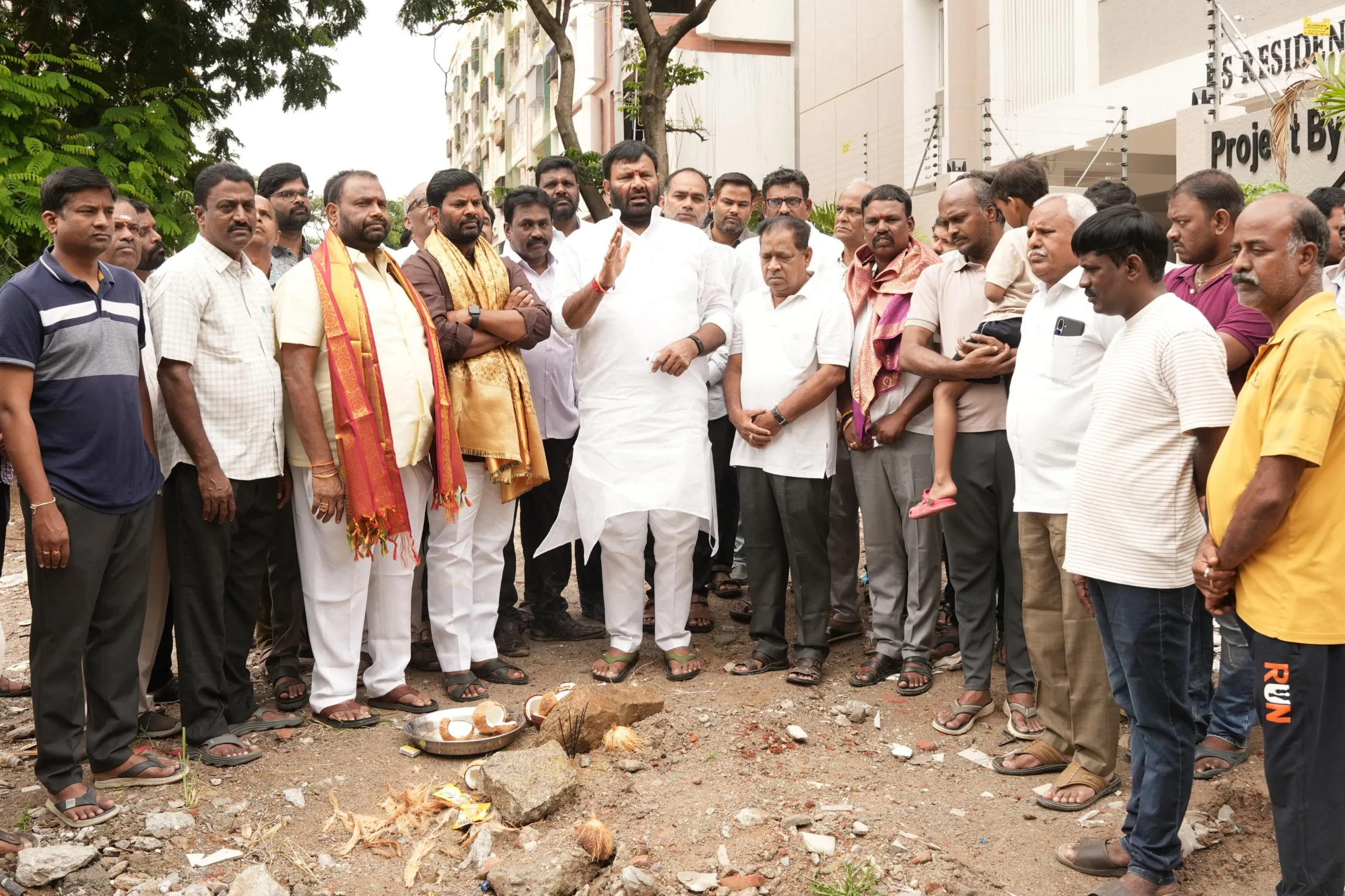 సీసీ రోడ్లకు శంకుస్థాపన చేసిన మాజీ ఎమ్మెల్యే శ్రీ కూన శ్రీశైలం గౌడ్‌