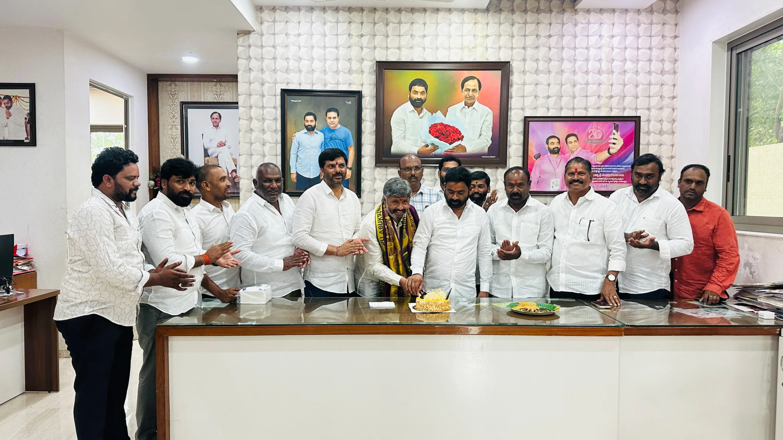 మాజీ కార్పొరేటర్ గుడిమెట్ల సురేష్ రెడ్డి పుట్టినరోజు సందర్భంగా ఎమ్మెల్సీ శంభీపూర్ రాజు ని కలిశారు