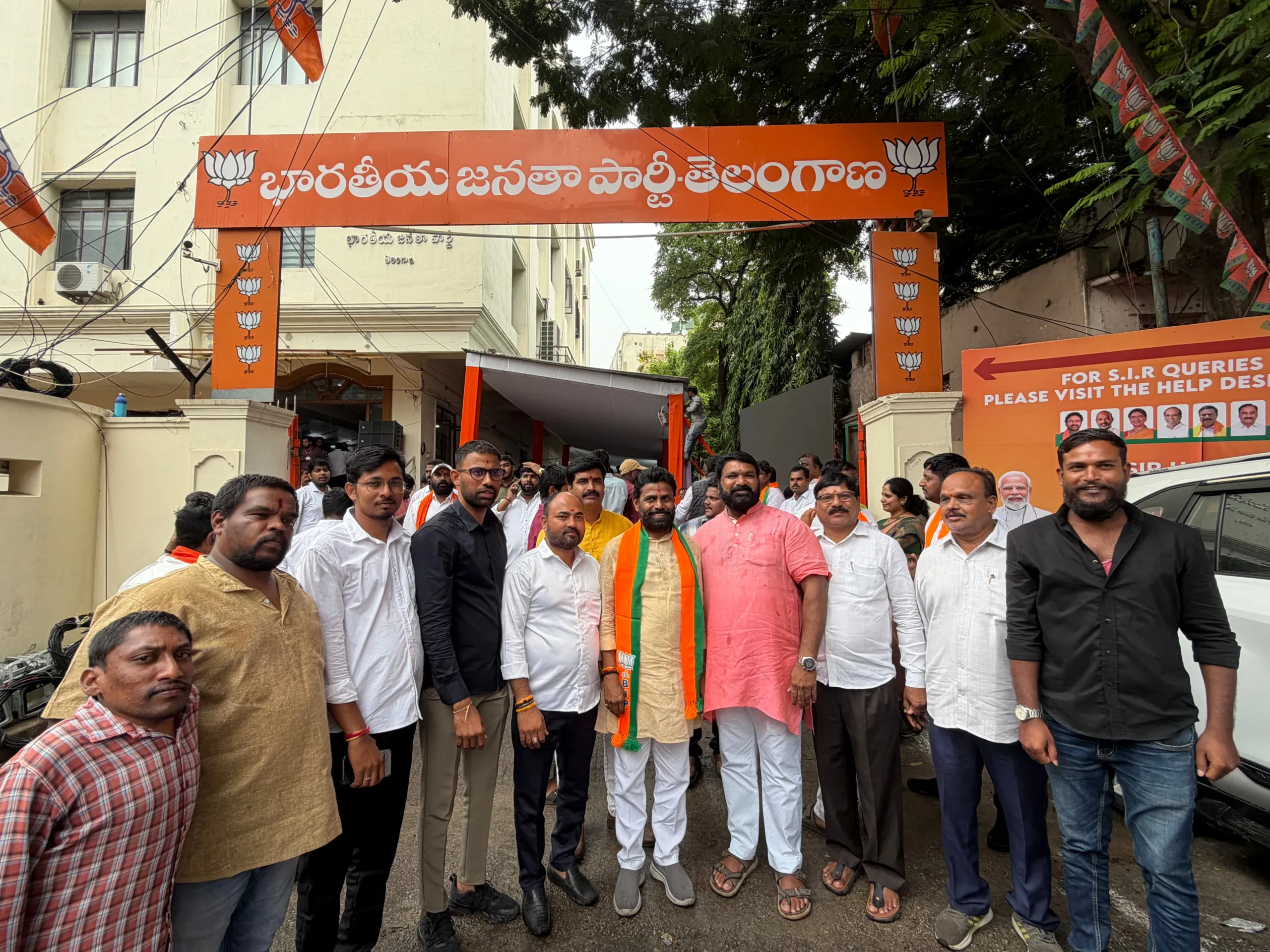 ఫీజు బకాయి – బీజేపీ లడాయి