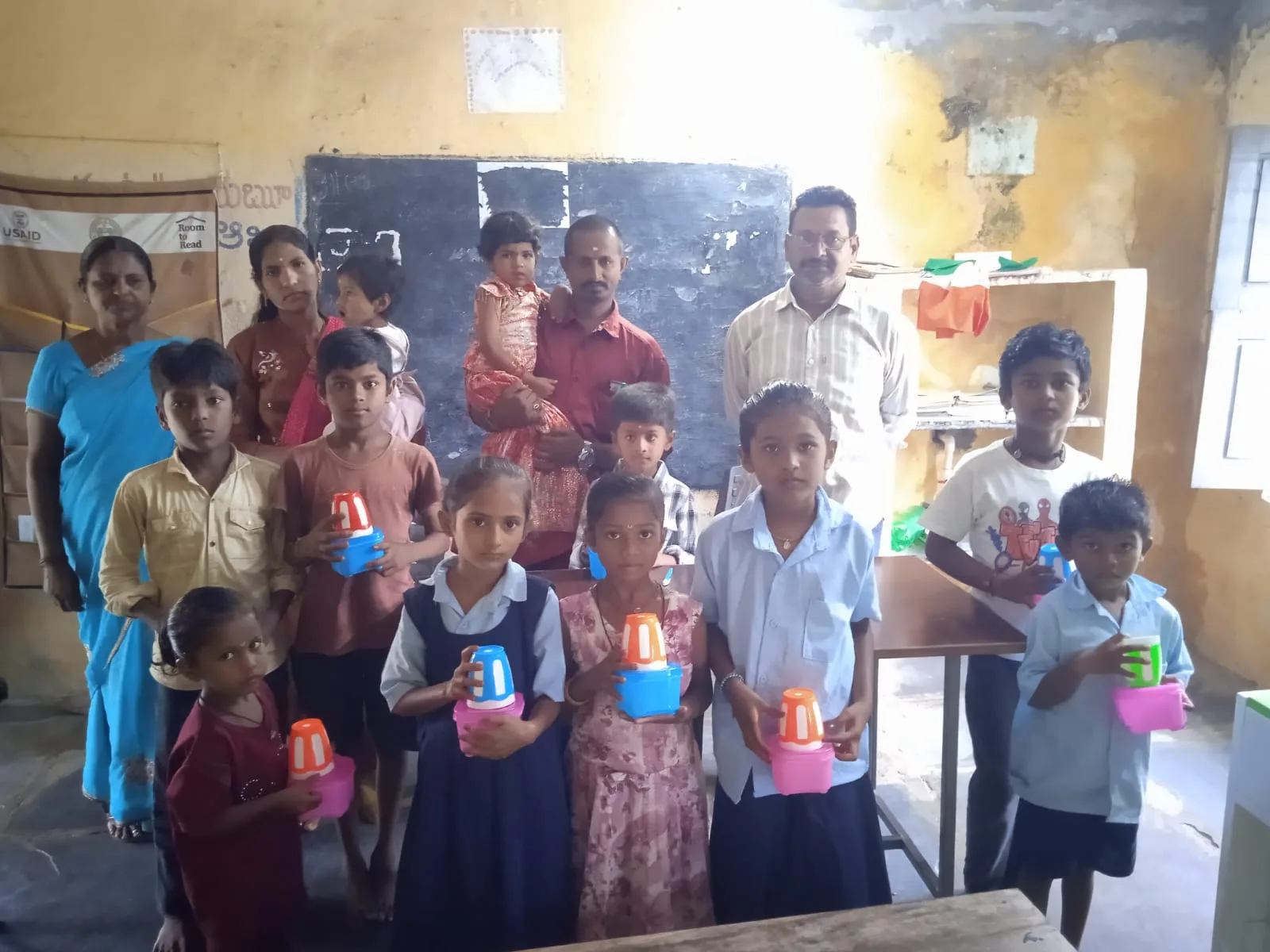 కోదండ రామాపురం ప్రాథమిక పాఠశాలలో పిల్లలకు స్నాక్స్ బాక్సులు వాటర్ గ్లాసుల పంపిణీ కార్యక్రమం.