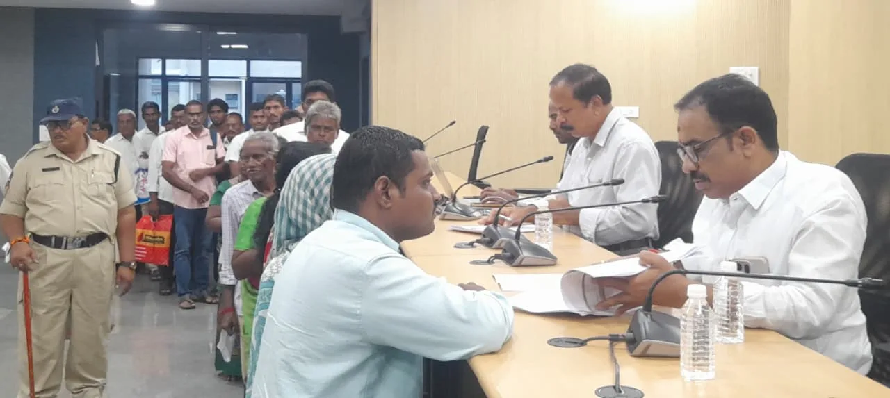 ప్రజల నుంచి దరఖాస్తులు స్వీకరించి.. అధికారులకు తక్షణ పరిష్కార ఆదేశాలు