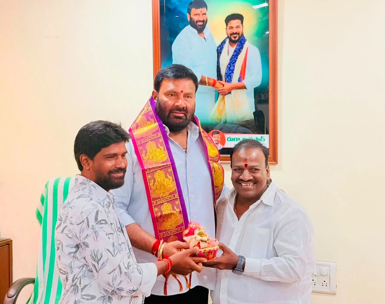 కుత్బుల్లాపూర్ మాజీ ఎమ్మెల్యే   కూన శ్రీశైలం గౌడ్‌  ని పలు ఆలయ కమిటీల సభ్యులు
