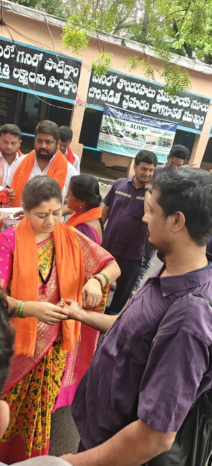 సింగరేణి కార్మికులకు రక్ష కట్టి రక్షాబంధన్ శుభాకాంక్షలు…