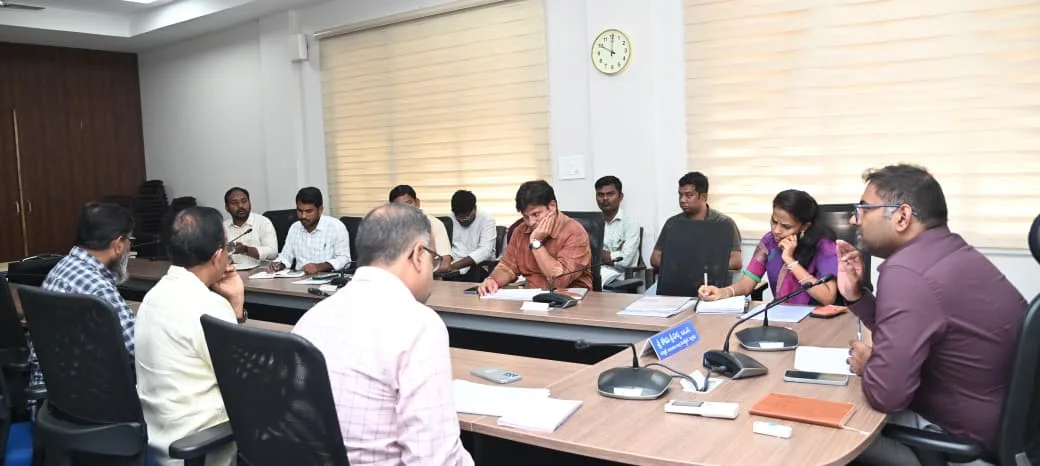 అర్హులైన వారికి 2బీహెచ్‌కే ఇళ్లు వెంటనే కేటాయించాలి..