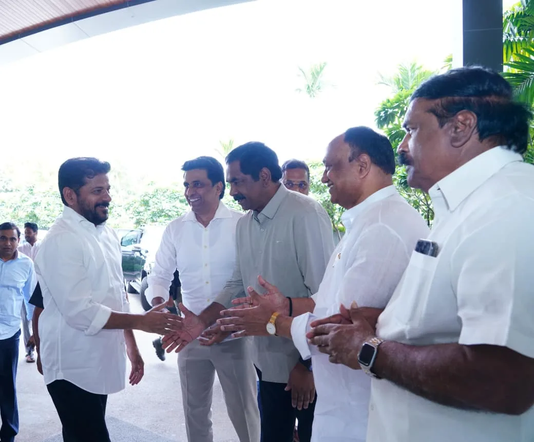 మాజీ మంత్రి కాసు వెంకట కృష్ణారెడ్డి  మాతృమూర్తి కాసు శేషమ్మ  కి సీఎం రేవంత్ రెడ్డి  తో కలిసి నివాళులు అర్పించిన ఎమ్మెల్యే KR నాగరాజు