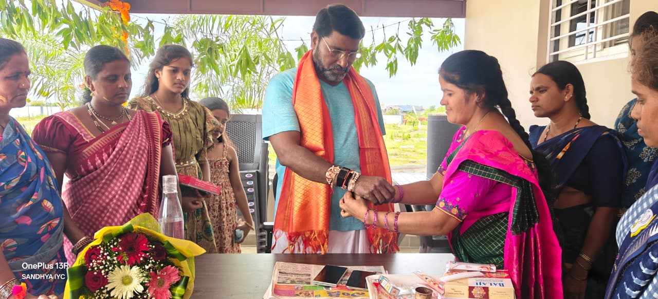 అలంపూర్ మాజీ శాసనసభ్యులు డాక్టర్.ఎస్.ఏ.సంపత్ కుమార్  తో రాఖీ పౌర్ణమి వేడుకలు