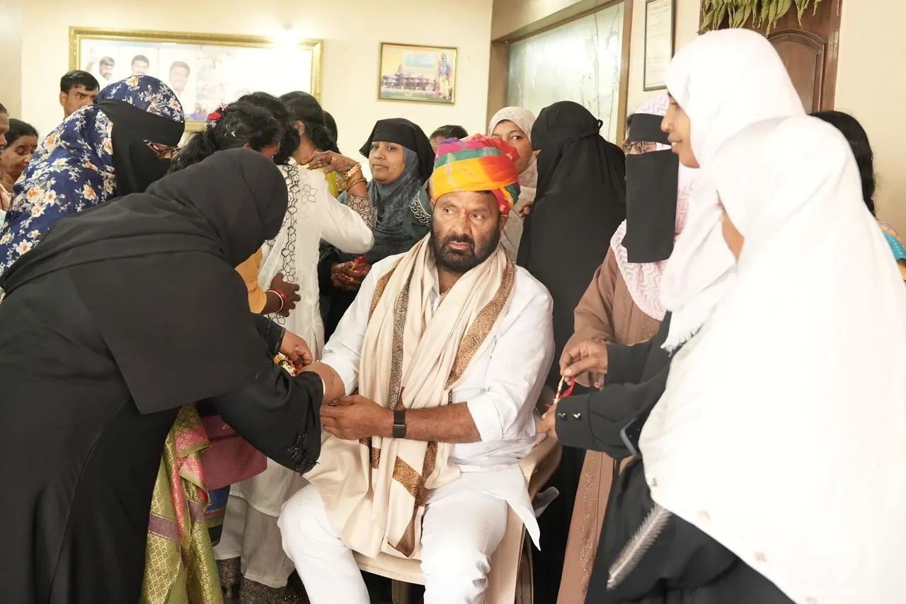 రాఖీ పౌర్ణమి సందర్భంగా మాజీ ఎమ్మెల్యే   కూన శ్రీశైలం గౌడ్‌  కి రాఖీలు కట్టిన మహిళలు సోదరీమణులు