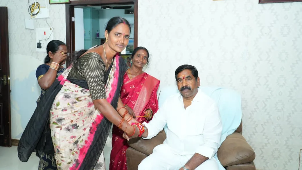 ఎమ్మెల్యే KR నాగరాజుకు రాఖీలు కట్టిన మహిళా నేతలు…