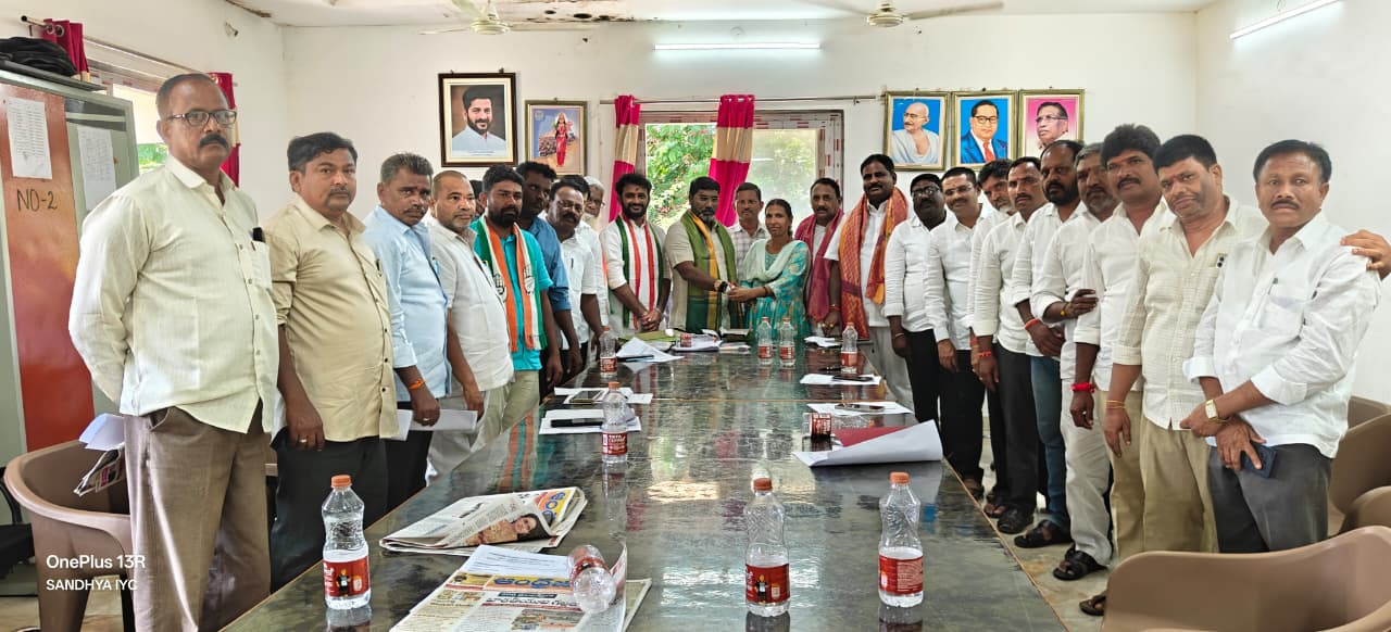రాఖీ పౌర్ణమి సందర్భంగా కాంగ్రెస్ నాయకులకు రాఖీ కట్టిన కౌన్సిలర్ పద్మావతి సుందర్ రాజు
