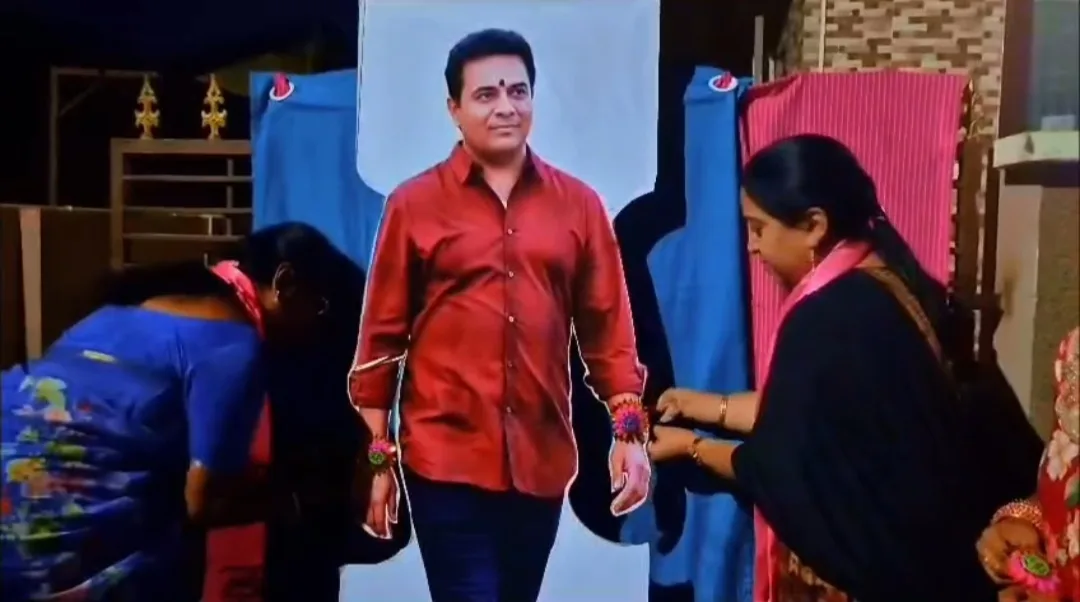 కేటీఆర్ చిత్రపటానికి రాఖీ కట్టిన అశ్వారావుపేట మహిళలు
