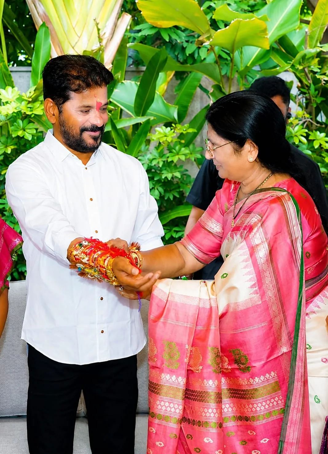 రాఖీ పండుగ సందర్భంగా ముఖ్యమంత్రి   ఎనుముల రేవంత్ రెడ్డి  కి రాఖీ కట్టిన తెలంగాణ రాష్ట్ర మహిళా కాంగ్రెస్ అధ్యక్షురాలు శ్రీమతి ఎర్రబెల్లి స్వర్ణ