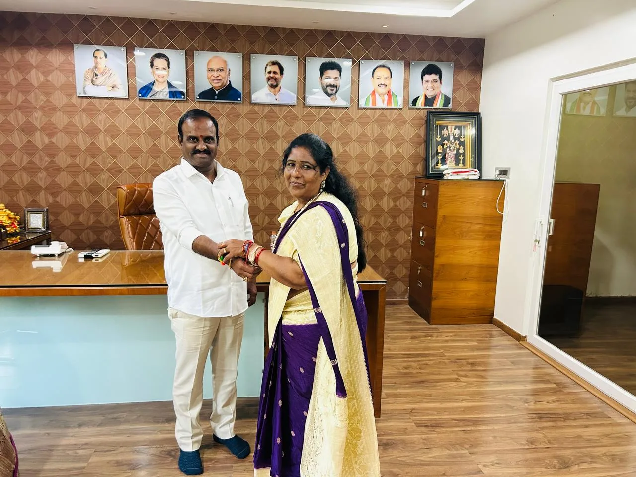 రాఖీ పౌర్ణమి సందర్బంగా మహిళా కాంగ్రెస్ జిల్లా అధ్యక్షురాలు రాజనోళ్ల లక్ష్మి
