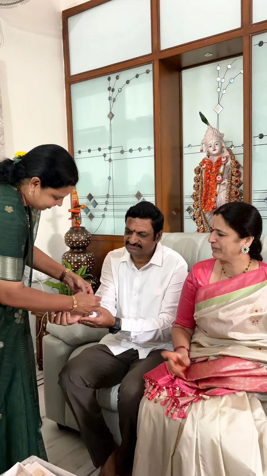 రాఖీ పౌర్ణమి సందర్భంగా సోదరీమణులతో రాఖీలు కట్టించుకున్న మాజీ కార్పొరేటర్ మాధవరం రంగారావు