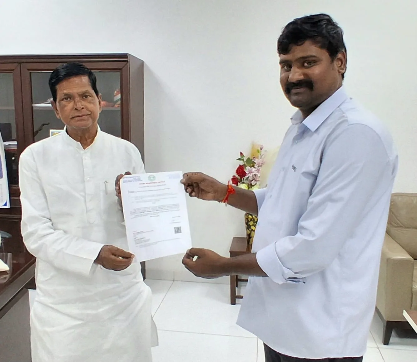 ఐదు లక్షల ఎల్ఓసిని పేషంట్ కుమారునికి అందజేసిన …. డాక్టర్ చిన్నారెడ్డి