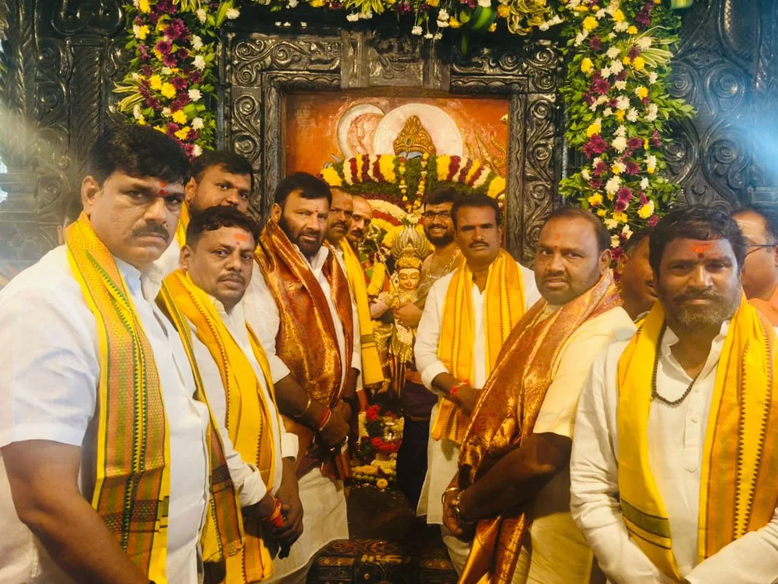 కూన శ్రీశైలం గౌడ్‌  ముఖ్యఅతిథిగా హాజరై అమ్మవారిని దర్శించుకుని ప్రత్యేక పూజలు