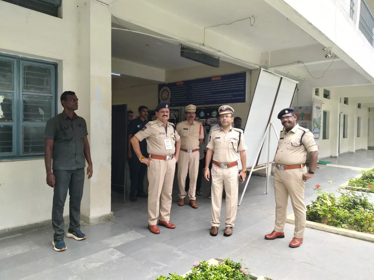 నీట్‌–పీజీ పరీక్షా కేంద్రాల్లో పటిష్ఠ బందోబస్తు