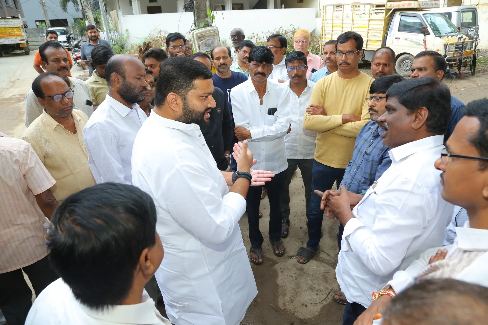 రాఘవేంద్ర కాలనీలో మురుగు నీటి సమస్యల పరిశీలన
