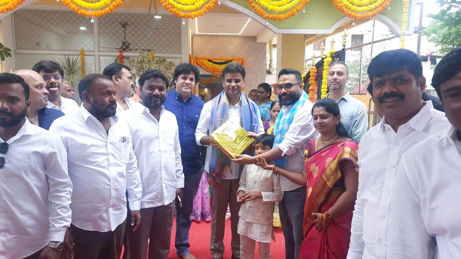 పేదప్రజలకు మంచి వైద్యాన్ని అందిస్తూ “ఉద్బవ్ పీడియాట్రిక్ & పాలి క్లినిక్” మంచి పేరు గడించాలి